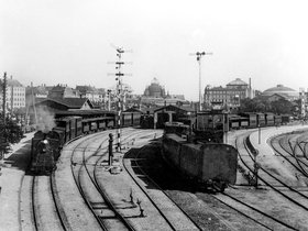 Jernbanen med Klampenborg Station ved Gyldenløvesgade.jpg
